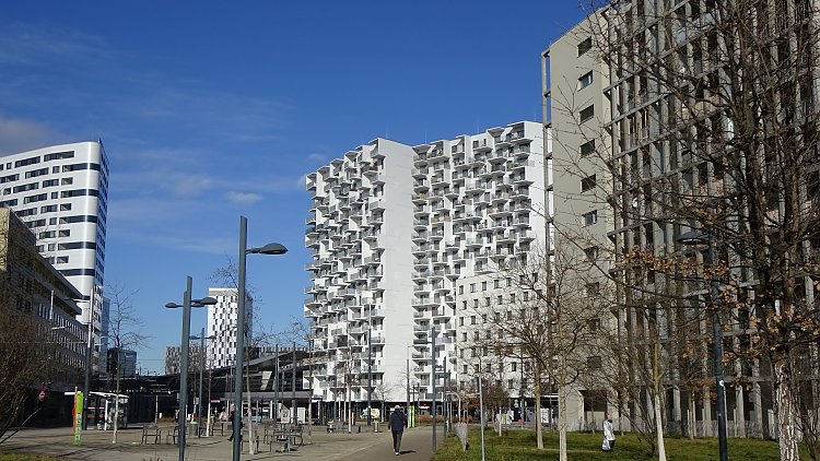 Mit industriellen Bausystemen lassen sich Gebäude schneller, umweltbewusst und kosteneffizient errichten.
