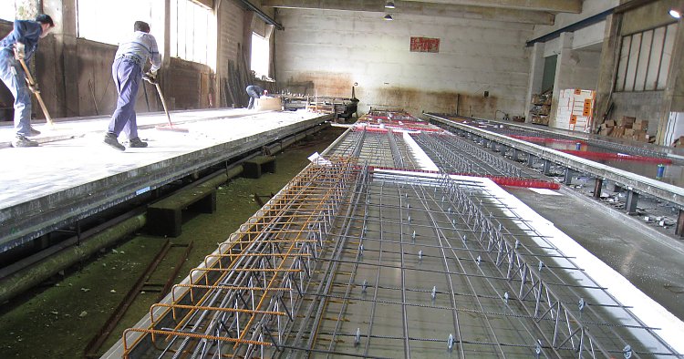 Stationary production of precast concrete