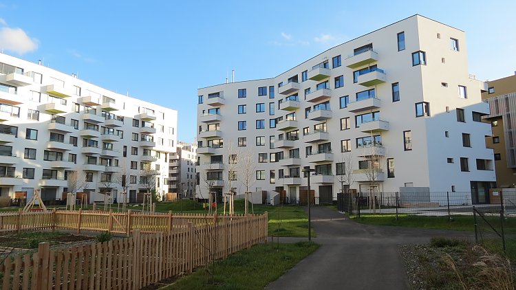 Multi-storey houses (residential housing) made of precast concrete elements