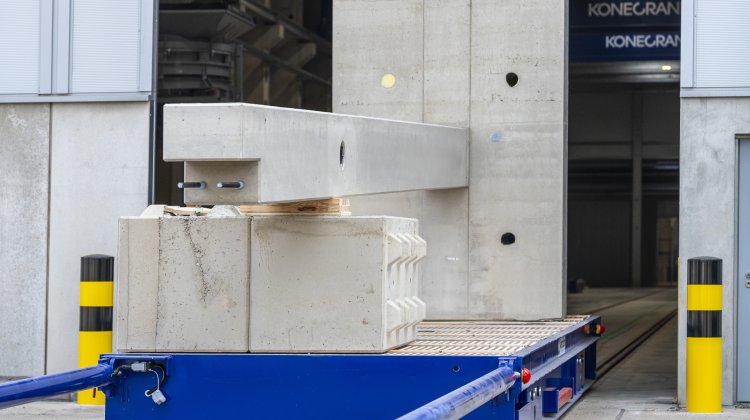 Ausfahrwagen mit der fertigen Stütze im Betonfertigteilwerk