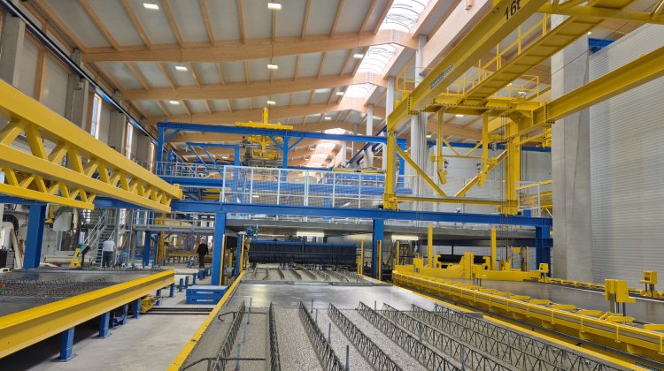 Betonierbereich und Doppelwandproduktion im Fertigteilwerk 