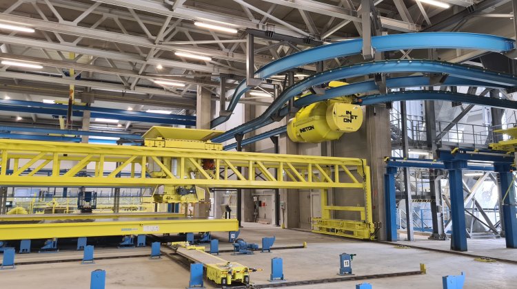 Concrete spread and bucket conveyor system