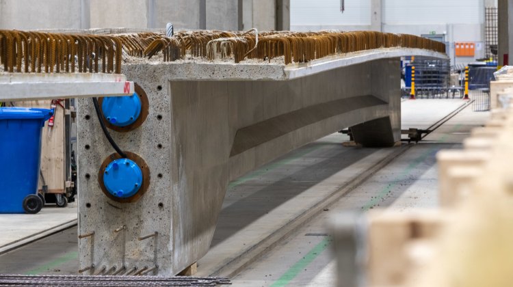 Fertiges Brückenelement als Betonfertigteil