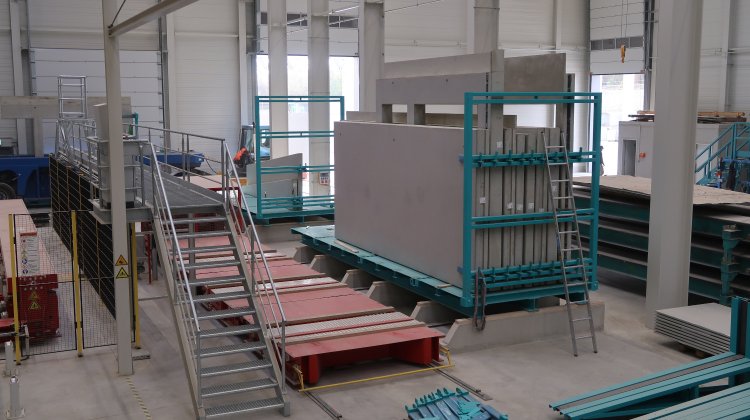 Interior pallet carousel system