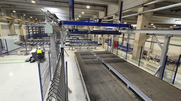 Mattenschweißanlage. Transport von gebogenen Matten, Bewehrungsfertigung für Fertigteile aus Beton