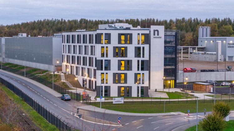 Gesamtansicht Betonfertigteilwerk: Büro, Mischanlage, Produktionshallen