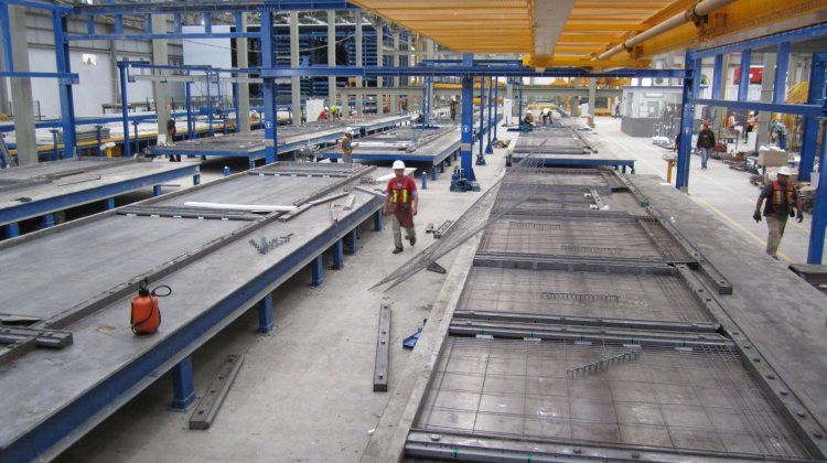 Placing of reinforcement in a pallet carousel system