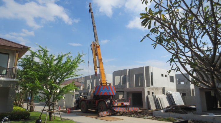 Assembly of precast elements with a crane