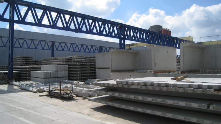 Factory for: baseplates, slabs, special elements made with precast concrete