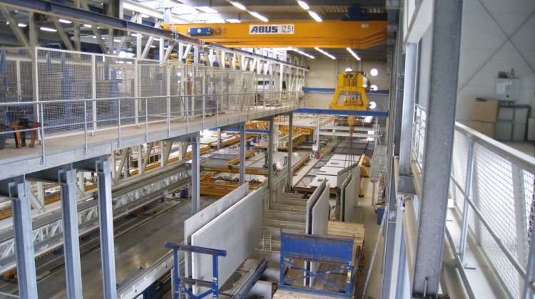 Pallet carousel system for double walls