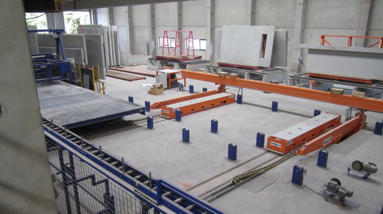 Production of insulated walls in a pallet carousel system