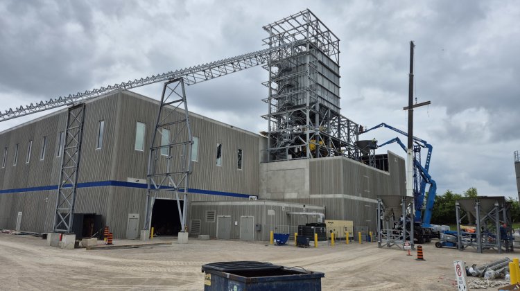 PreCon - Betonfertigteilwerk in Kanada mit Mischanlage während Montage Betonfertigteilwerk in Kanada mit Mischanlage während Montage