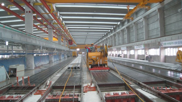 Production lanes for hollow core slabs