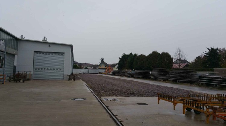 Stockyard with lattice floor slabs