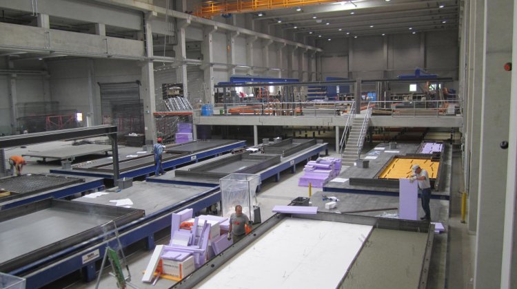 Production of precast concrete sandwich walls