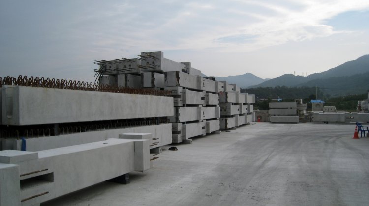 Special element made with precast concrete in the stockyard