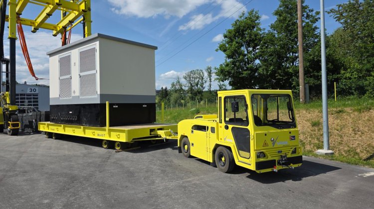 Transportwagen, Anhänger mit fertiger Trafostation