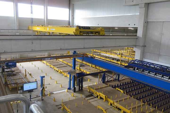 BREMER AG - Beladen der Transportpaletten und Übergabe in den Automatikbereich